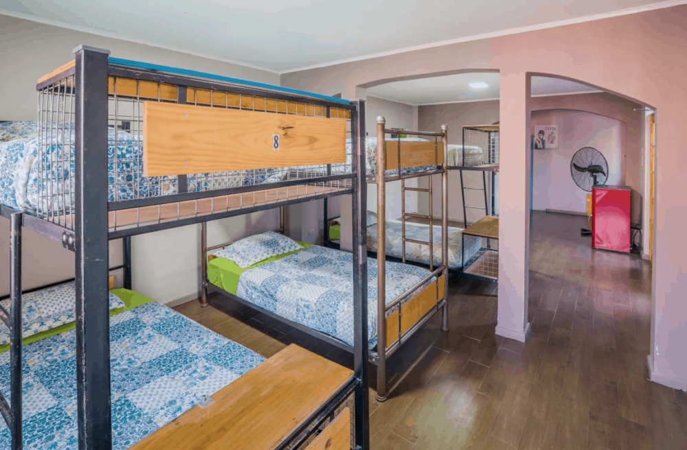 Guia certeiro para escolher hostel em Santiago: localização, preço e clima social no mesmo lugar